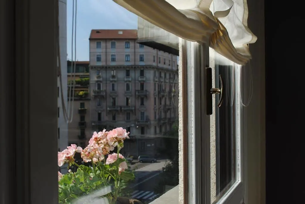 Bed&Cafe 3*, Milan