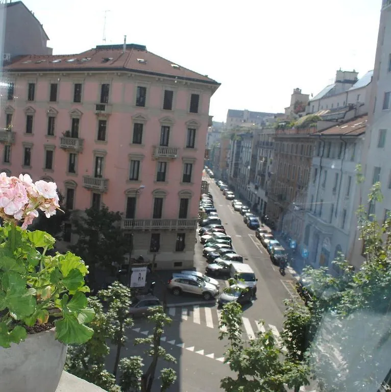 Bed&Cafe 3*, Milan